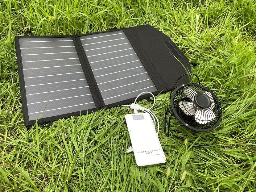 Bärbar solpanel fällbar